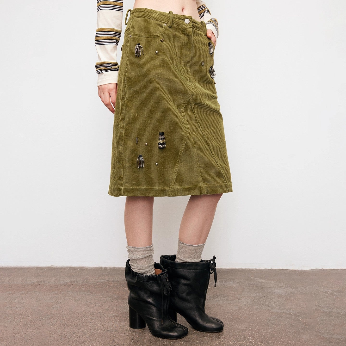 Dpercent | Corduroy skirt with handmade bead embellishments and back slit